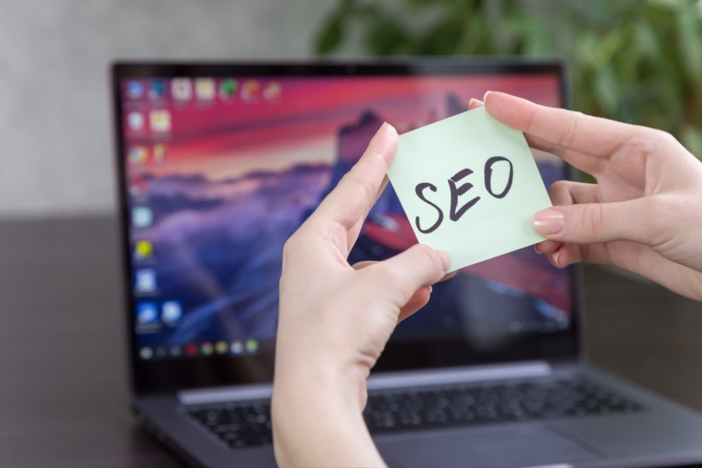 what is seo image - seo label in front of laptop